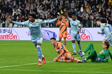 Juan Cabal z Juventusu dává gól