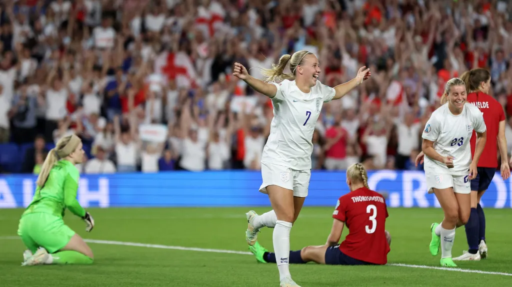 Angličanka Beth Meadová oslavuje gól v síti Norska