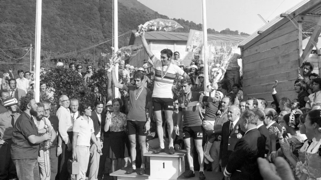 Na stupních vítězů zleva Felice Gimondi, Eddy Merckx a Cyrille Guimard