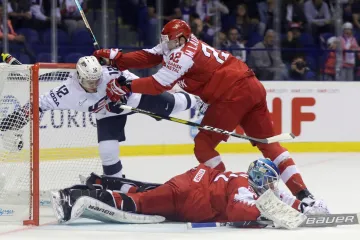 Americký štírek Alex DeBrincat dělá problémy Dánům v brankovišti