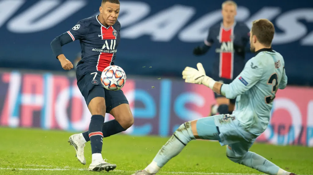Kylian Mbappé v zakončení proti Basaksehiru