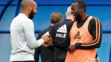 Thierry Henry (vlevo) a Romelu Lukaku na tréninku Belgie