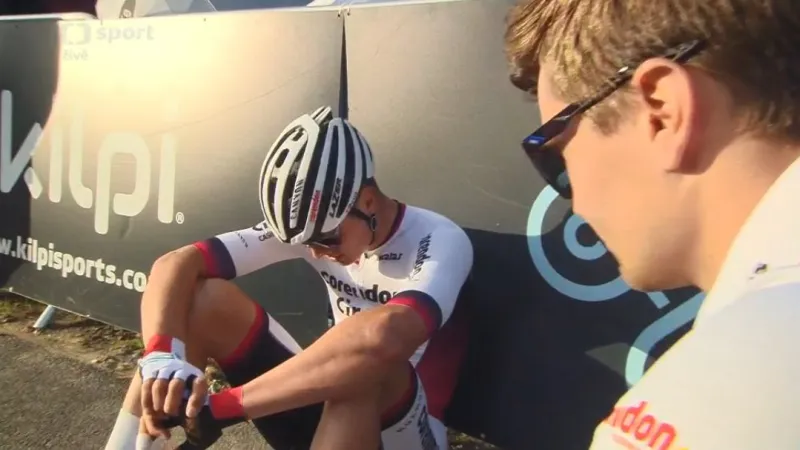 Závěr závodu mužů v short tracku v Novém Městě