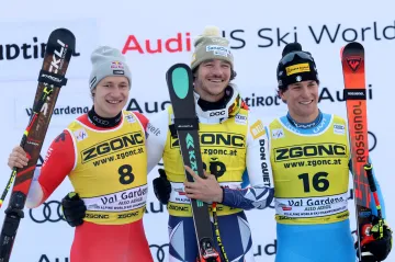 Jan Zabystřan (uprostřed) jako vítěz super-G vedle Marca Odermatta a Giovanniho Franzoniho