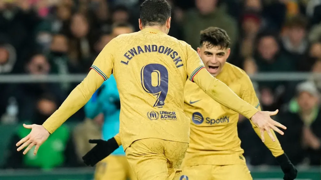 Fotbalisté Barcelony slaví gól