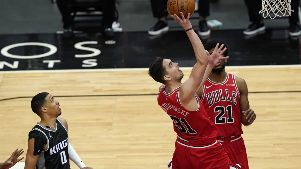 Tomáš Satoranský dává koš proti Sacramentu