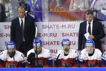 Asistent trenéra Václav Prospal (vlevo) s Josefem Jandačem na střídačce