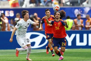 Marc Cucurella a Paul Wanner během utkání 1. kola play-off mezi Španělskem a Rakouskem