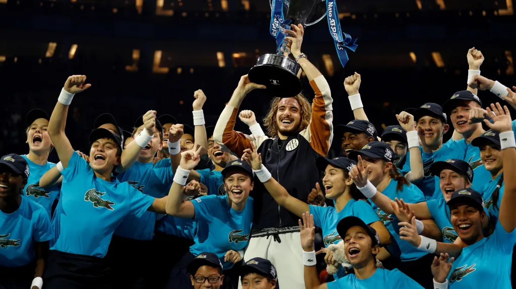 Stefanos Tsitsipas s trofejí pro vítěze Turnaje mistrů