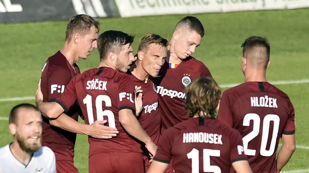 Radost fotbalistů Sparty z gólu v Karviné