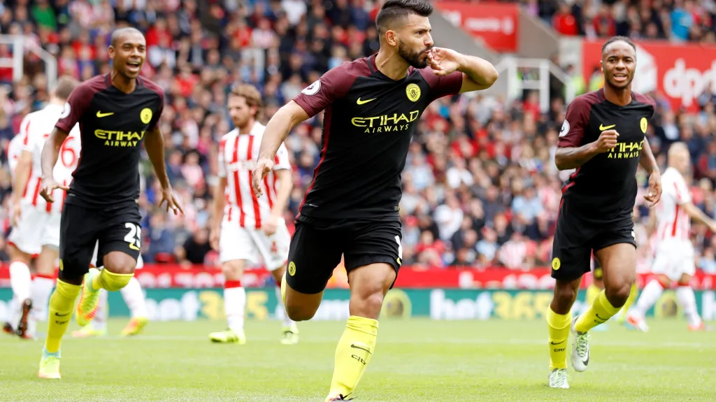 Agüero slaví jednu ze svých tref do sítě Stoke City