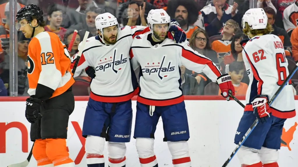 Michal Kempný (č. 6) se raduje se spoluhráči z Washingtonu