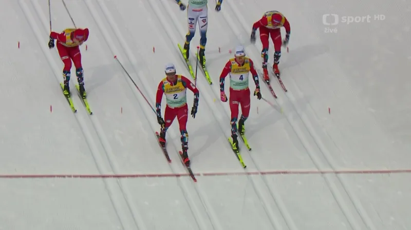 Finiš závodu mužů na 20 km klasicky v Canmore