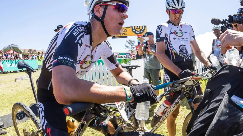 Jaroslav Kulhavý a Christoph Sauser v cíli prologu na Cape Epic