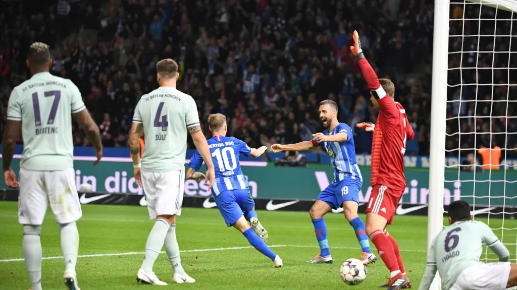 Ondrej Duda (čislo 10) se raduje z gólu proti Bayernu Mnichov