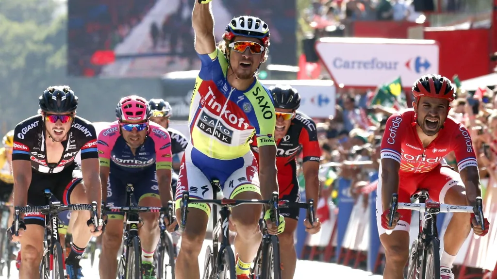 Peter Sagan (uprostřed) slaví vítězství v etapě na Vueltě