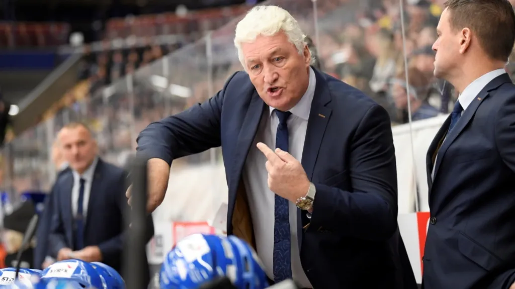 Hlavní trenér reprezentace Miloš Říha promlouvá k hráčům