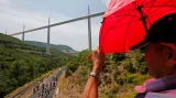 Cyklisté pod viaduktem Millau