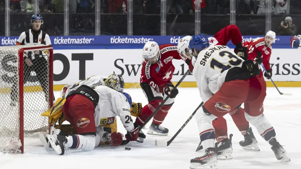Brankář Šimon Zajíček ve spolupráci s obráncem Ondřejem Válou čelí švýcarské šanci