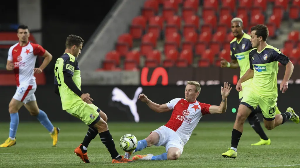 Záložník Slavie Petr Ševčík ve skluzu proti Plzni