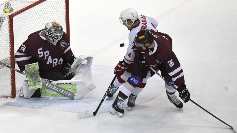 Útočník Slavie Ondřej Panna najíždí před brankáře Davida Honzíka