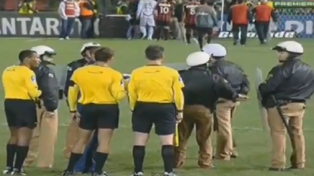 Rozhodčí pod dohledem policie