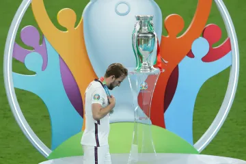 Zklamaný Harry Kane před trofejí pro vítěze mistrovství Evropy
