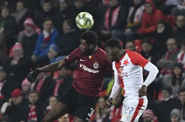 Zleva Benjamin Tetteh ze Sparty a Ibrahim Traoré ze Slavie