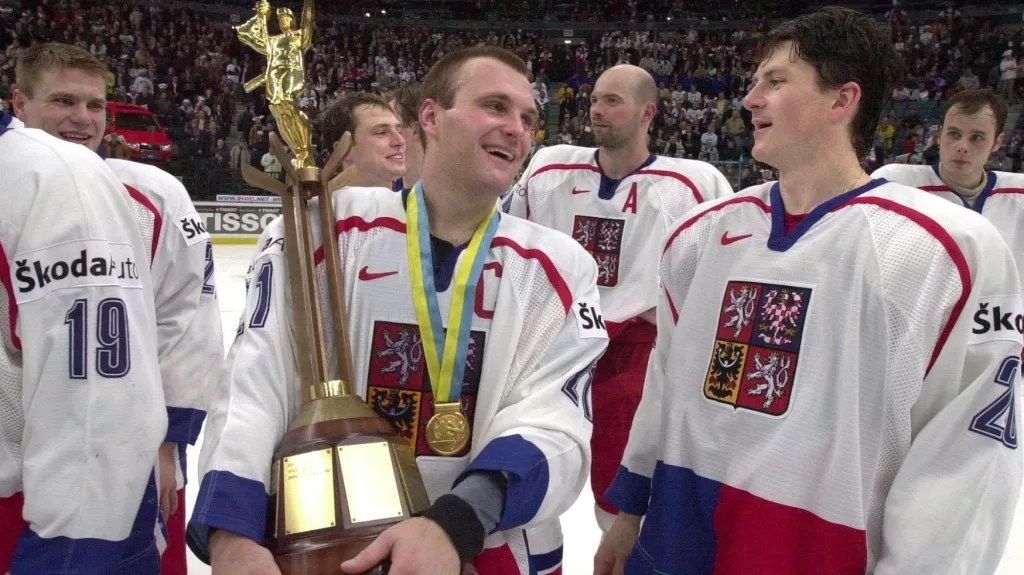 Robert Reichel s pohárem pro mistry světa v roce 2000 v Petrohradu