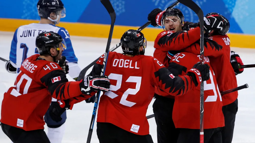 Radost hokejistů Kanady v utkání s Finskem