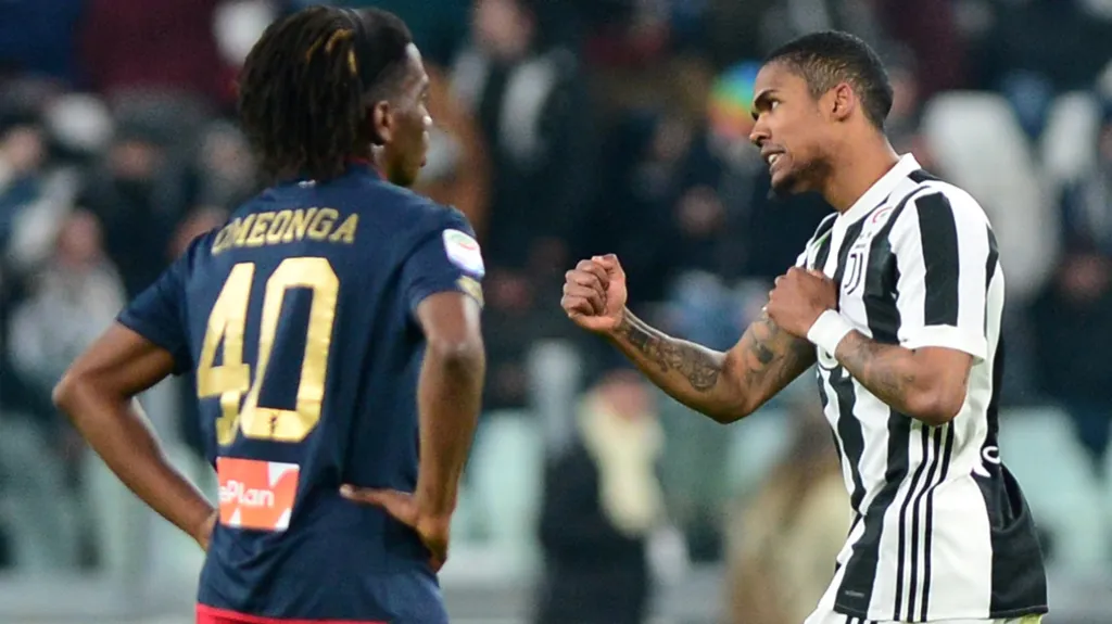 Douglac Costa z Juventusu se raduje z gólu v síti Janova