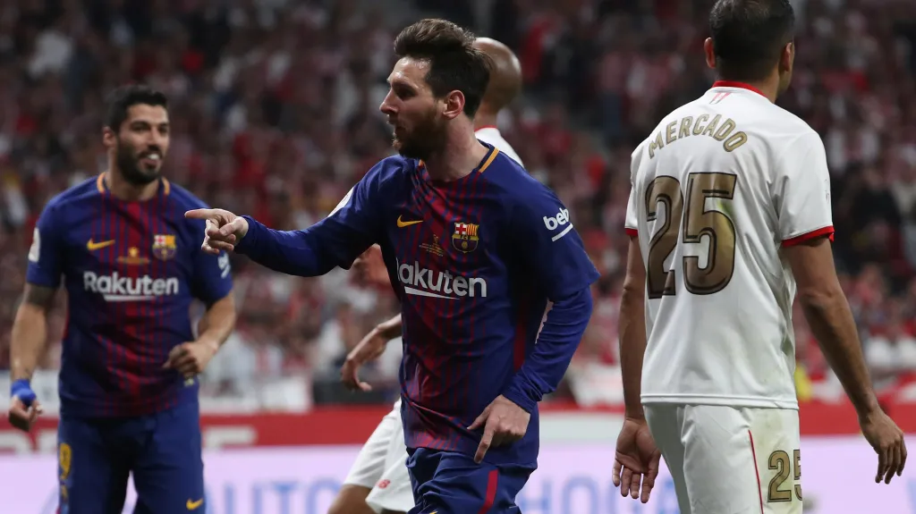 Lionel Messi z Barcelony se raduje z gólu v síti Sevilly