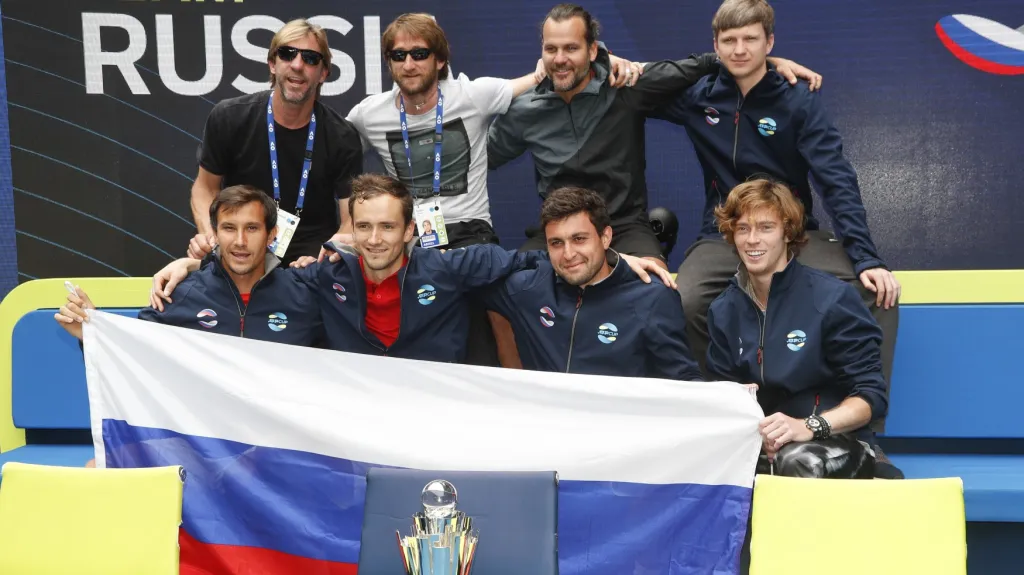 Tenisté Ruska s trofejí pro vítěze ATP Cupu