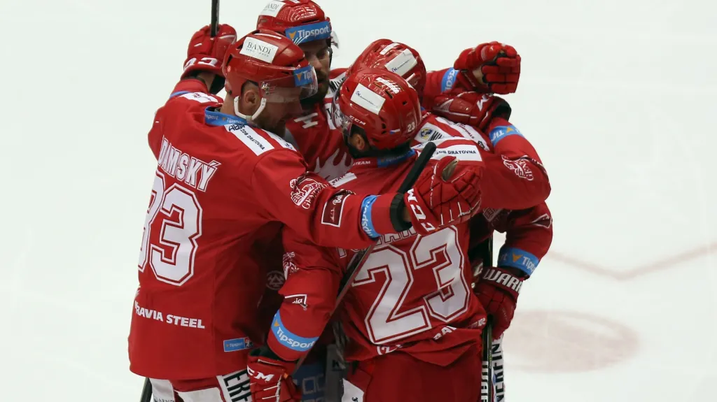 Hokejisté Třince slaví branku