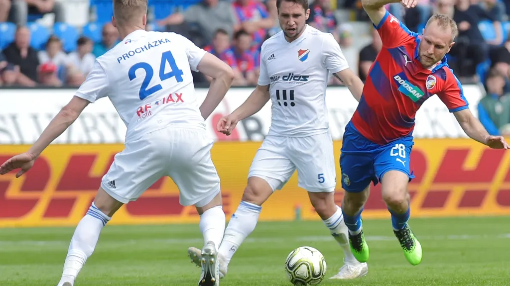 Daniel Kolář z Plzně (vpravo) v utkání s Baníkem Ostrava