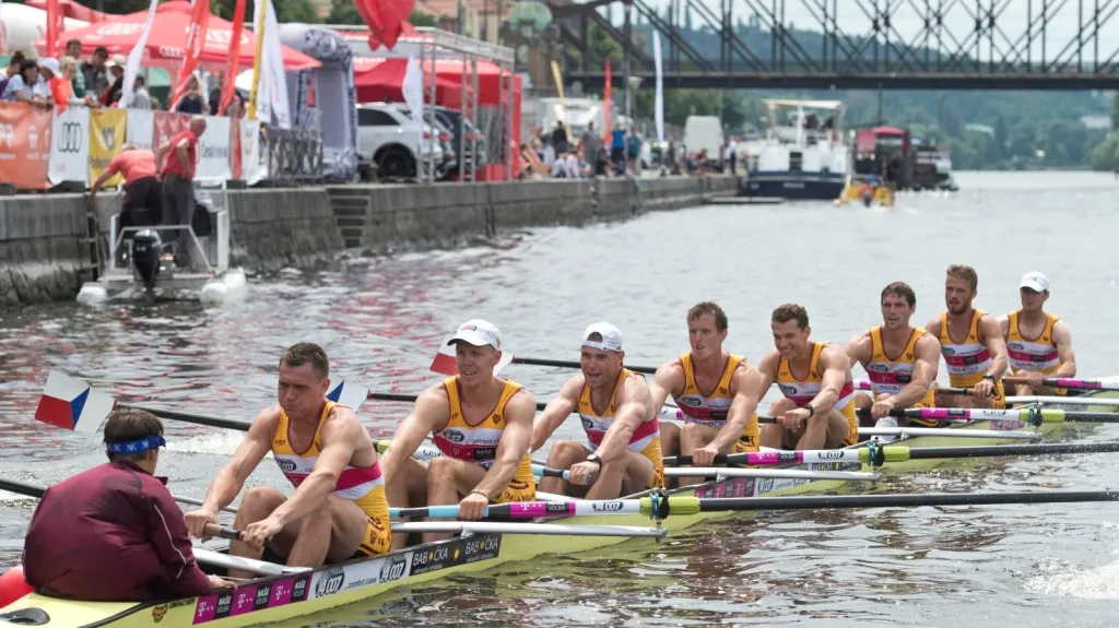 Vítězná osmiveslice pražské Dukly