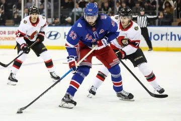 Mika Zibanejad z NY Rangers v utkání proti Ottawě