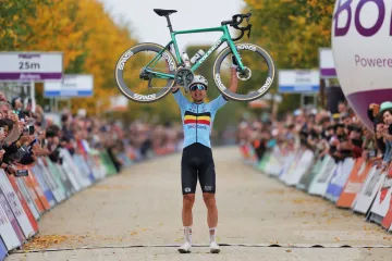 Florian Vermeersch se raduje ze zisku titulu