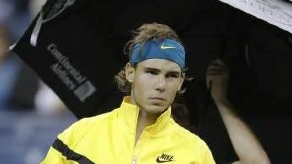 Rafael Nadal se schoval před deštěm