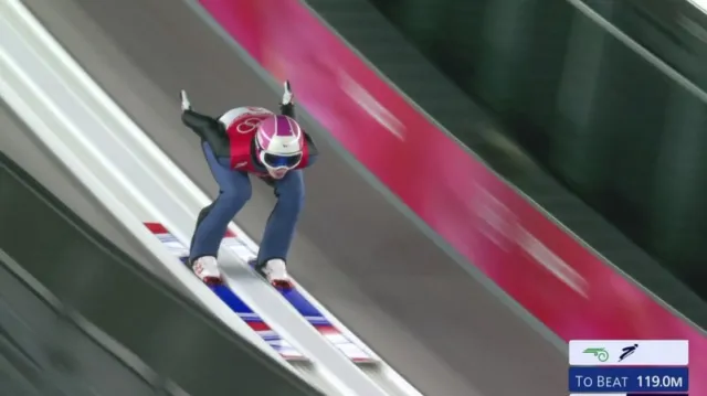 Skok Kožíška v 1. kole na velkém můstku