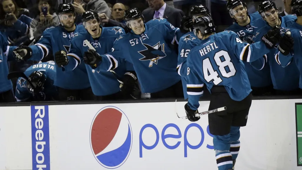 Tomáš Hertl oslavuje svoji branku se spoluhráči