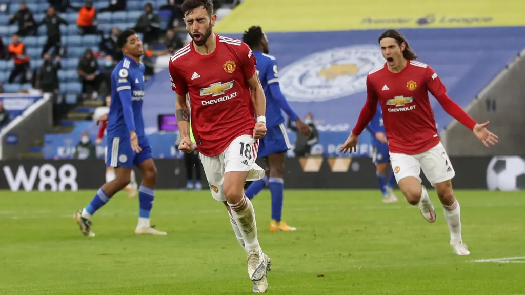 Bruno Fernandes z Manchesteru United slaví gól v síti Leicesteru