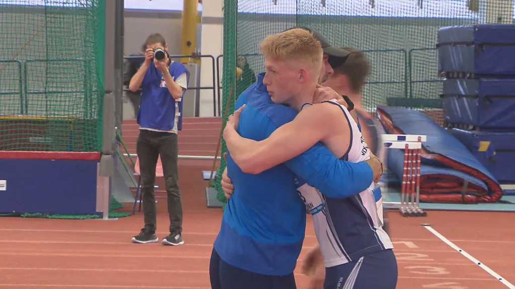 Tomas Järvinen v objetí s trenérem Josefem Karasem