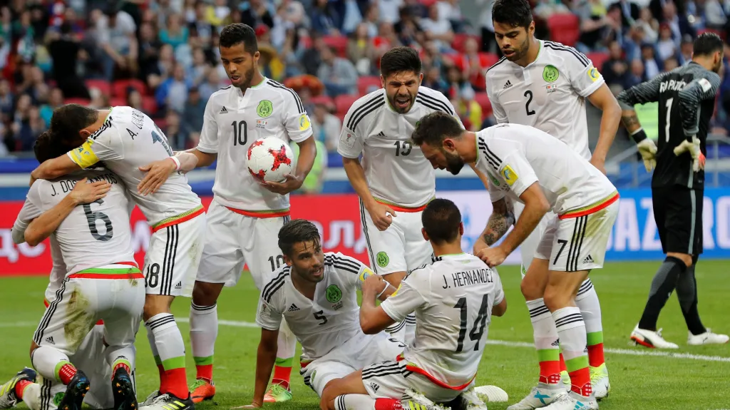 Fotbalisté Mexika se radují z vyrovnávací branky proti Portugalsku