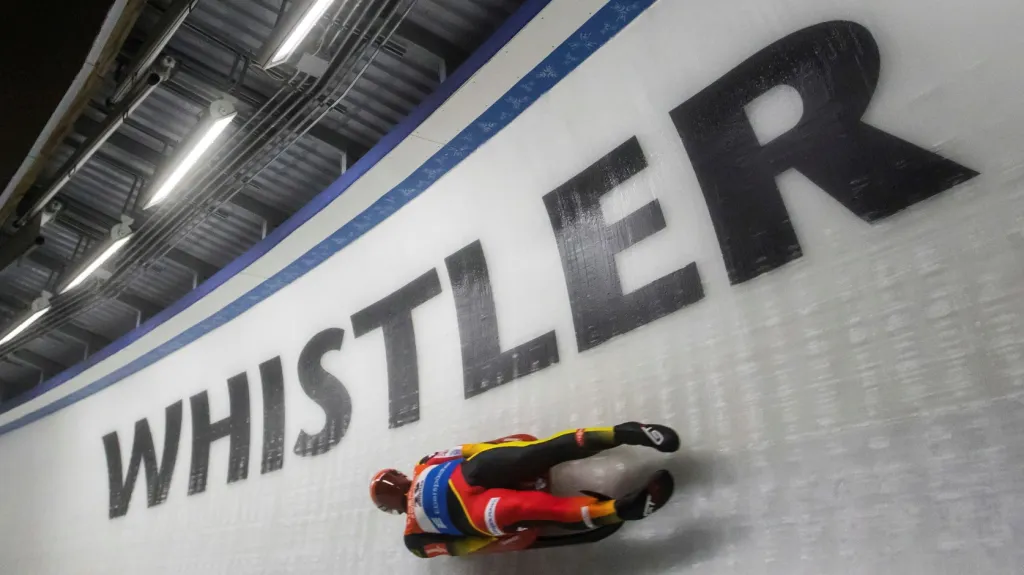 Závodník na dráze v kanadském Whistleru během Světového poháru v sezoně 2018/19