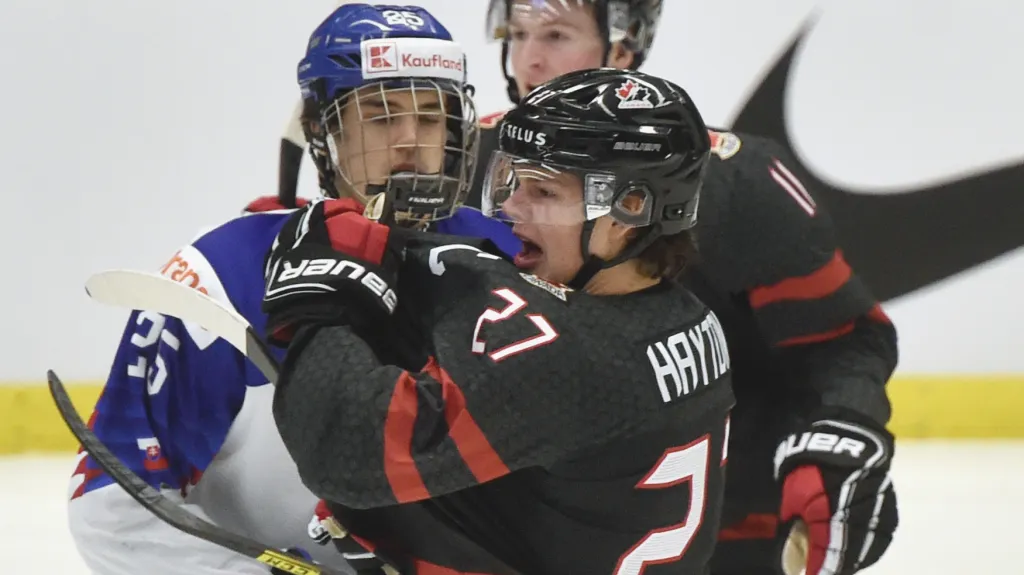 Kapitán Kanady Barrett Hayton slaví gól proti Slovensku