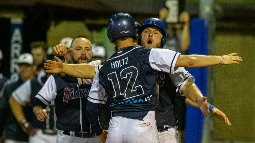 Radost baseballistů Ostravy Bretta Holtze a Petra Čecha