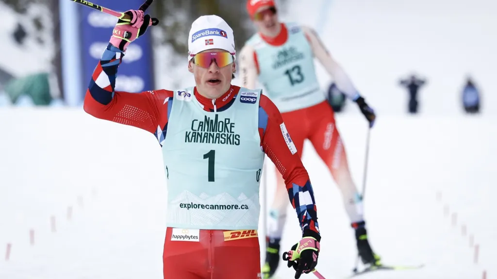 Nor Johannes Hösflot Klaebo se raduje z vítězství v Canmore