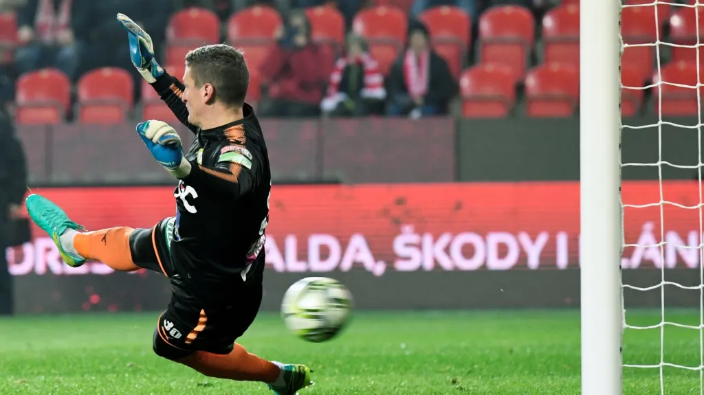 Tomáš Grigar inkasuje gól od Součka z penalty