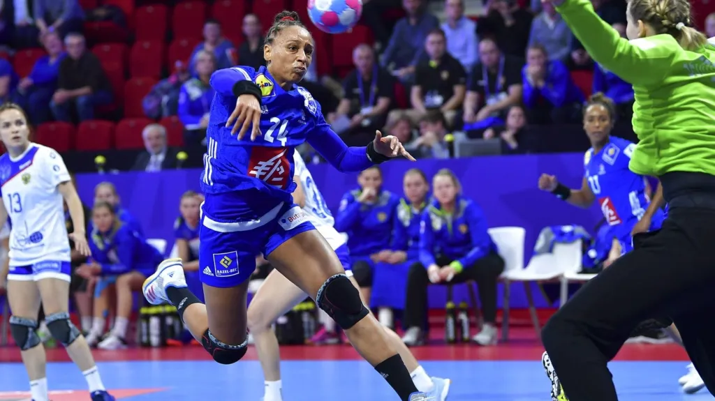 Beatrice Edwigeová střílí na branku Ruska 